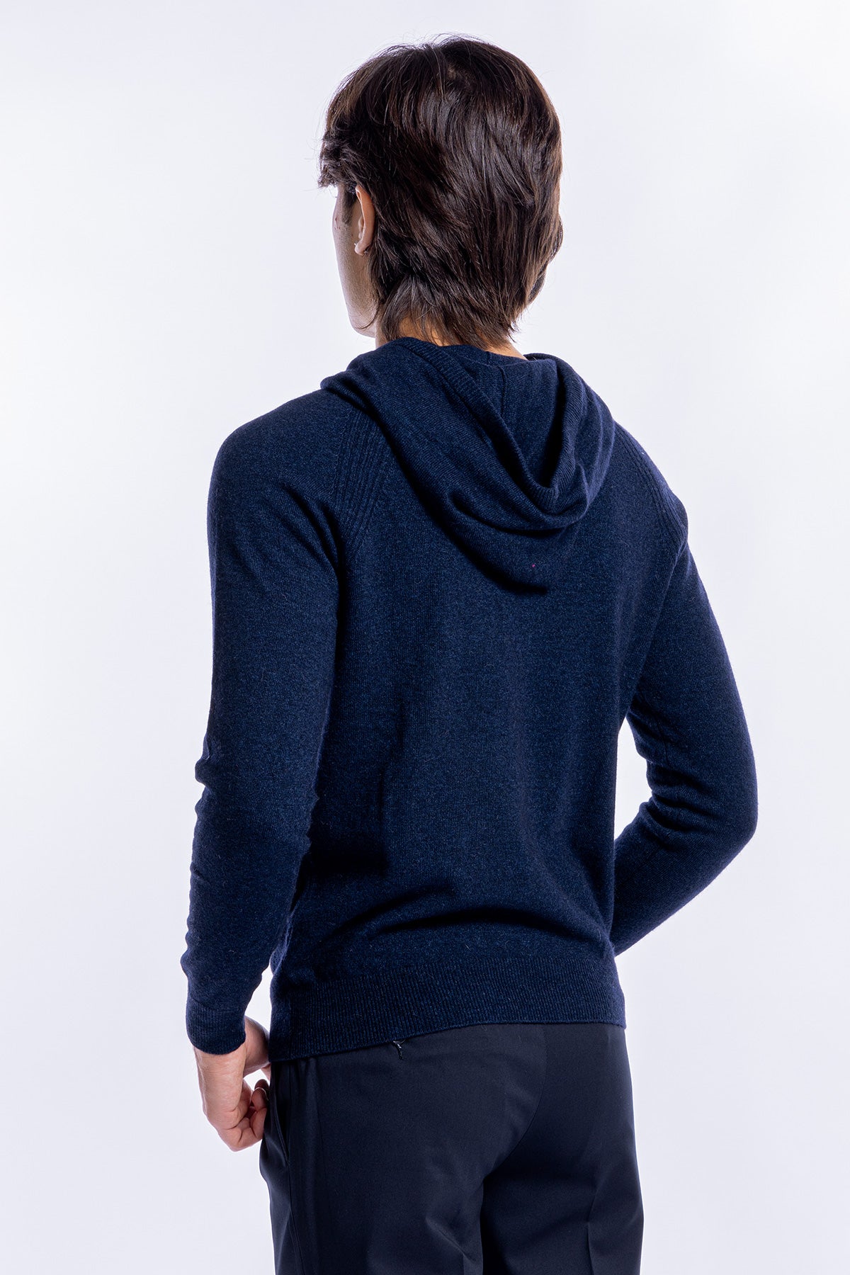 Felpa da uomo blu in lana e cashmere con cappuccio e tasche sul davanti.