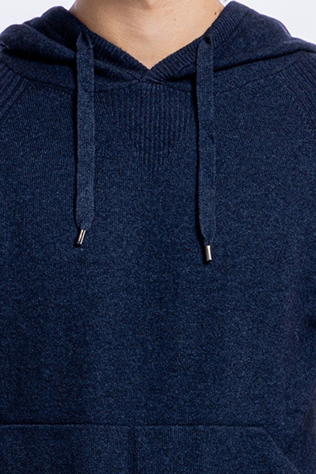 Felpa da uomo blu in lana e cashmere con cappuccio e tasche sul davanti.