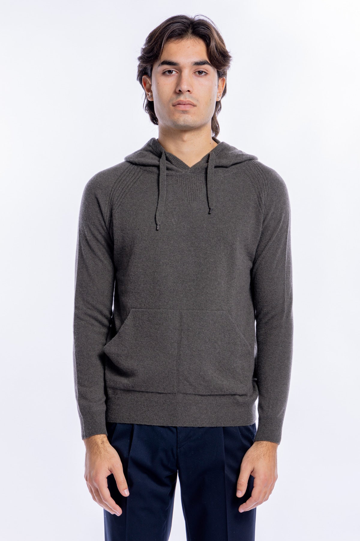 Felpa da uomo verde militare in lana e cashmere con cappuccio e tasche sul davanti