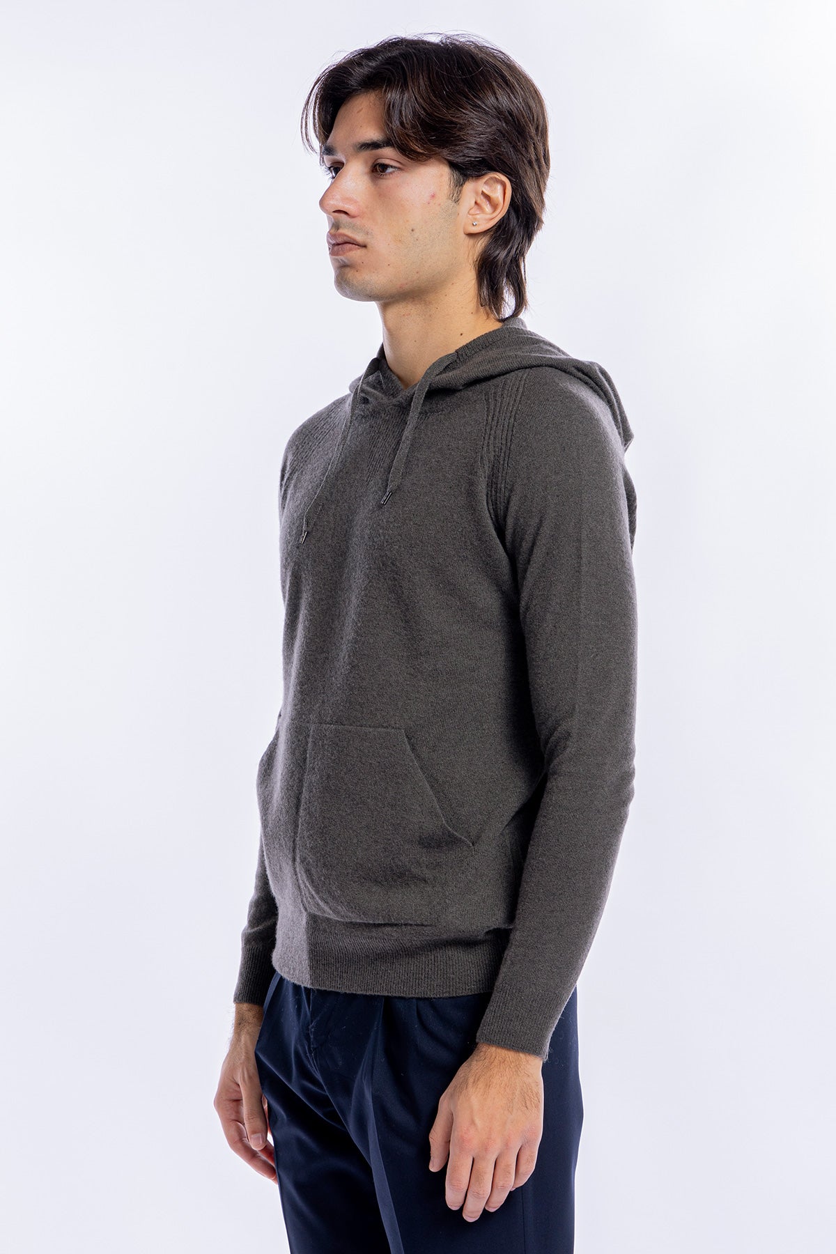 Felpa da uomo verde militare in lana e cashmere con cappuccio e tasche sul davanti