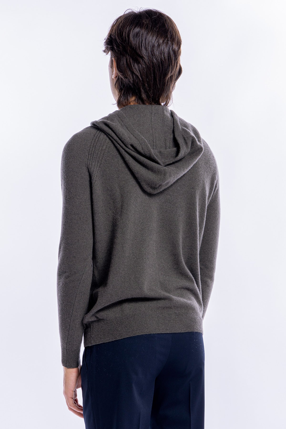 Felpa da uomo verde militare in lana e cashmere con cappuccio e tasche sul davanti