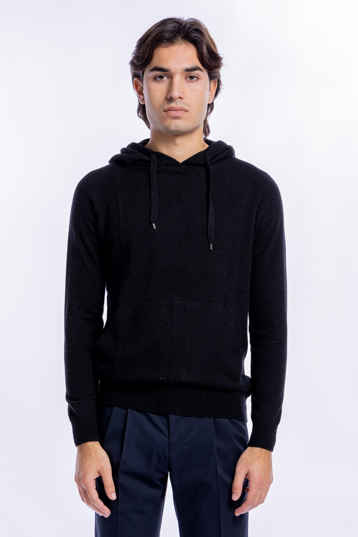Felpa da uomo nera in lana e cashmere con cappuccio e tasche sul davanti
