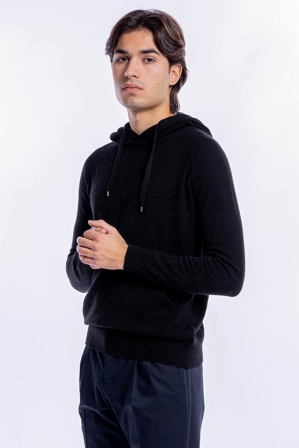 Felpa da uomo nera in lana e cashmere con cappuccio e tasche sul davanti