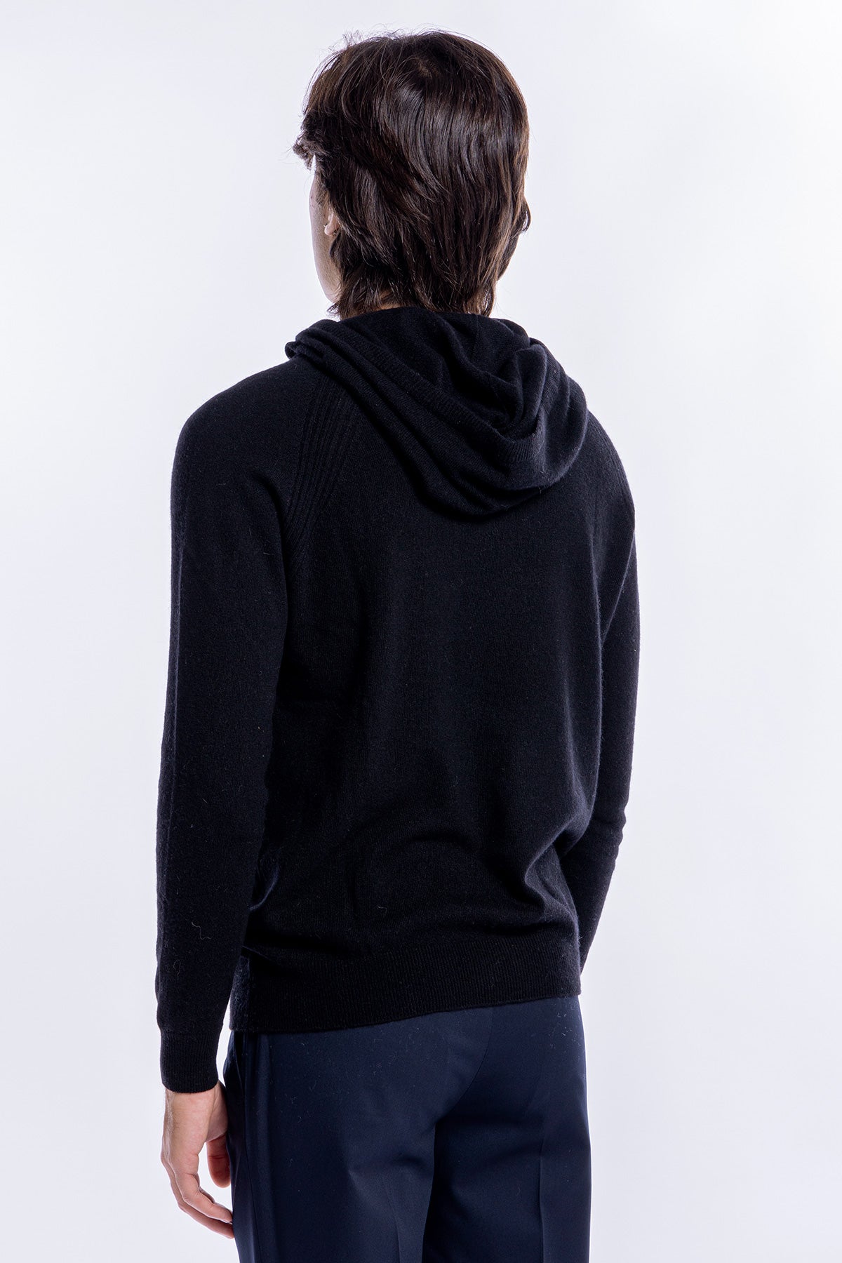 Felpa da uomo nera in lana e cashmere con cappuccio e tasche sul davanti