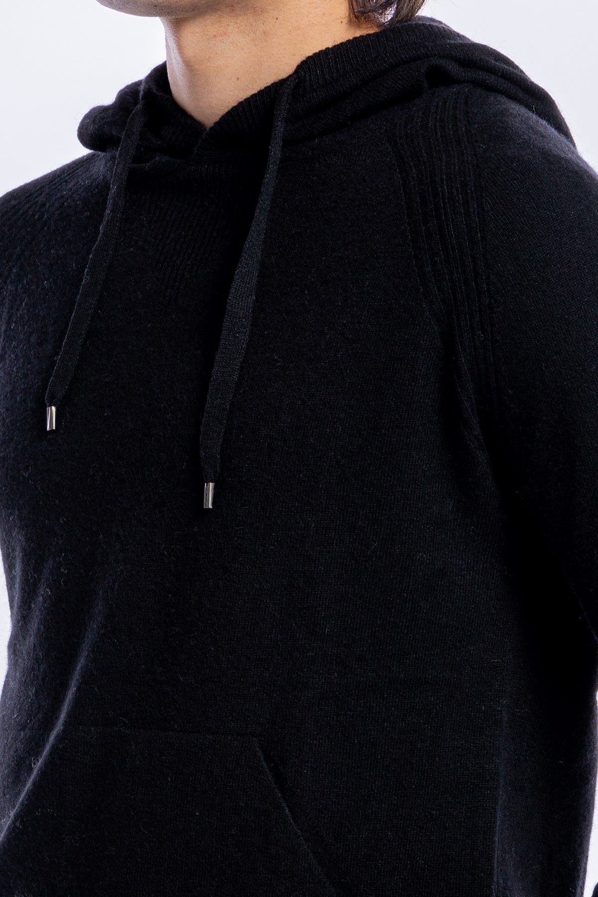 Felpa da uomo nera in lana e cashmere con cappuccio e tasche sul davanti