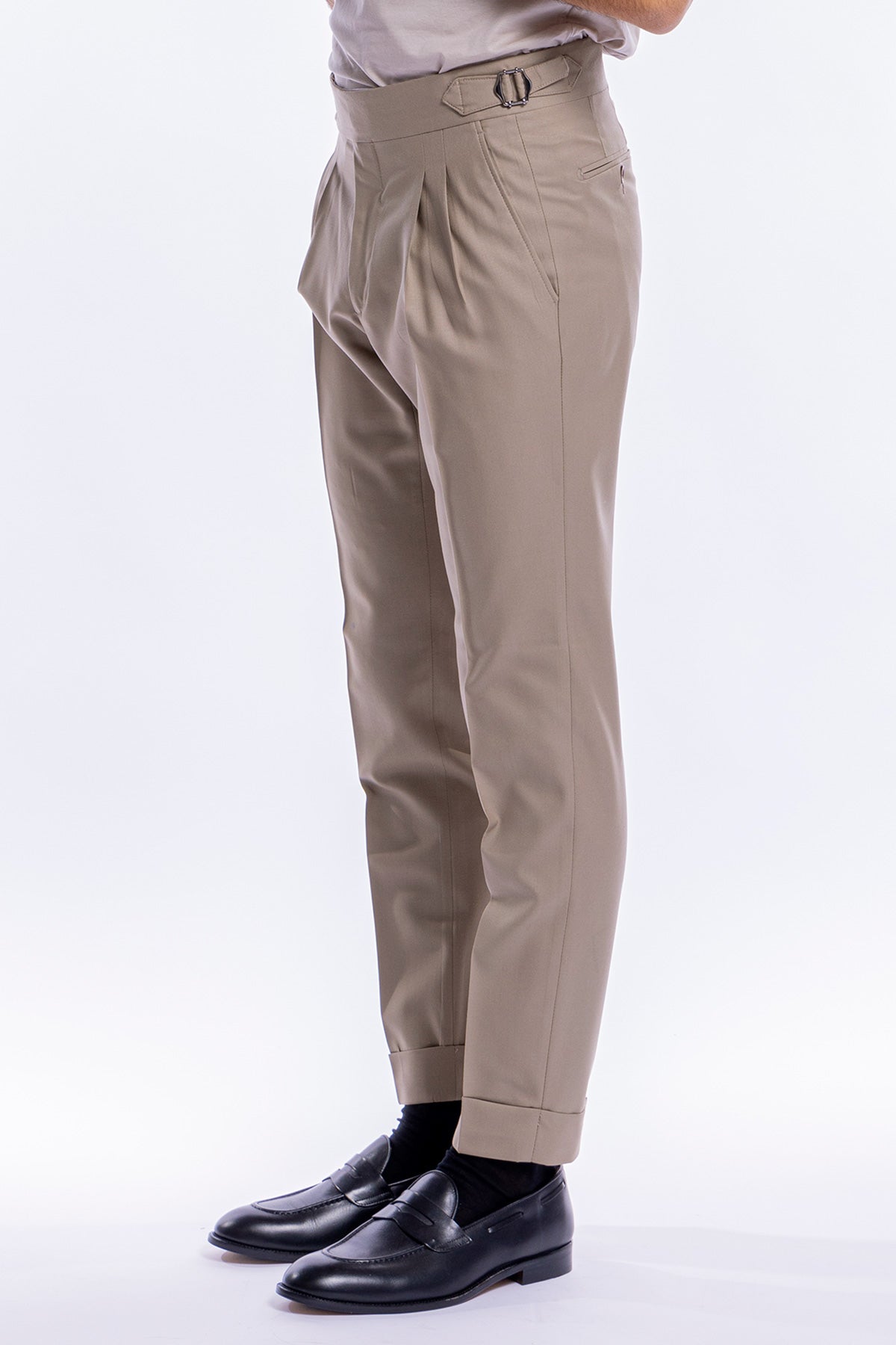Pantalone uomo fango in fresco lana 120's Holland & Sherry vita alta doppia pinces e risvolto 5cm fibbie laterali