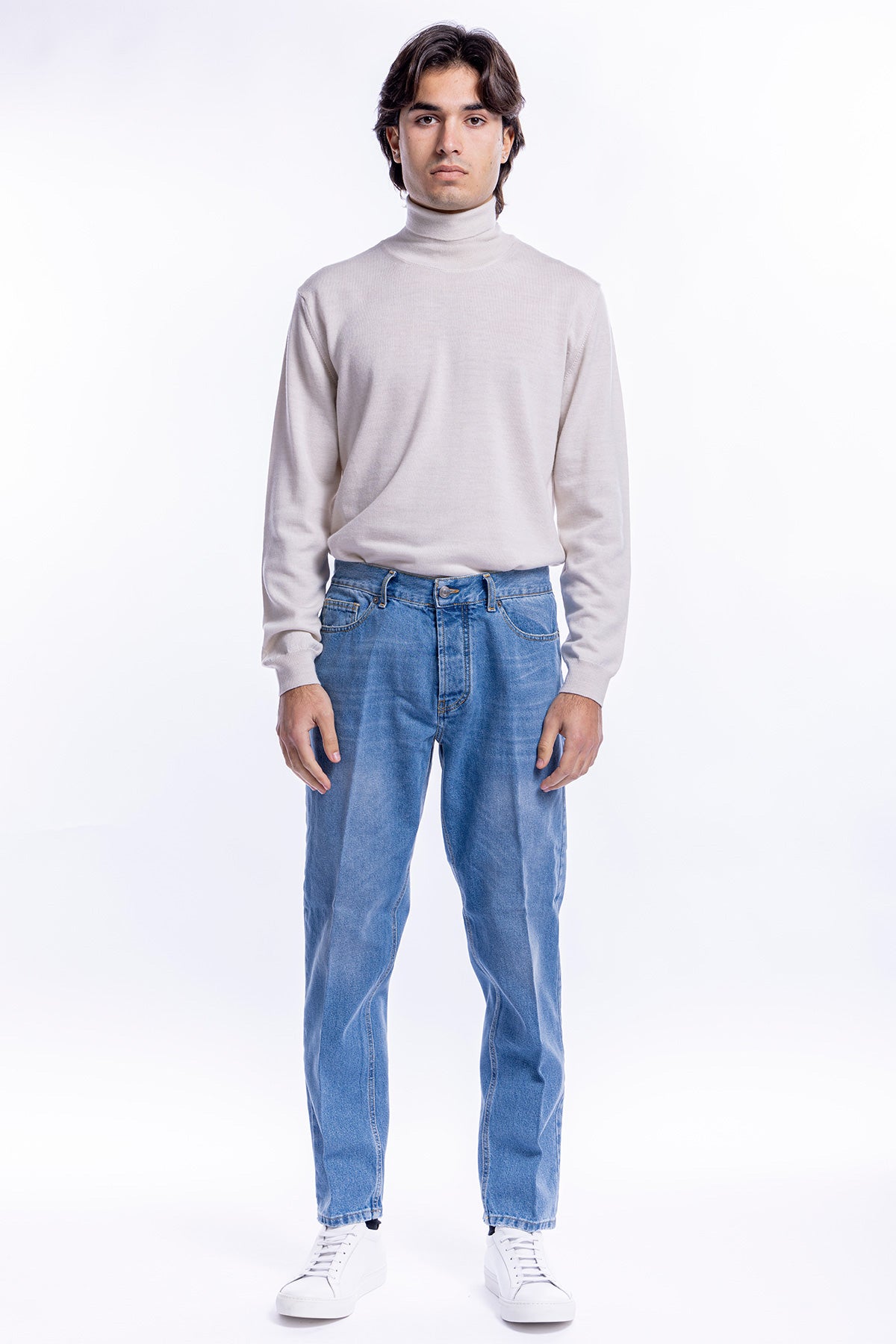 Jeans chiaro uomo 5 tasche con lievi sabbiature vestibilità regular