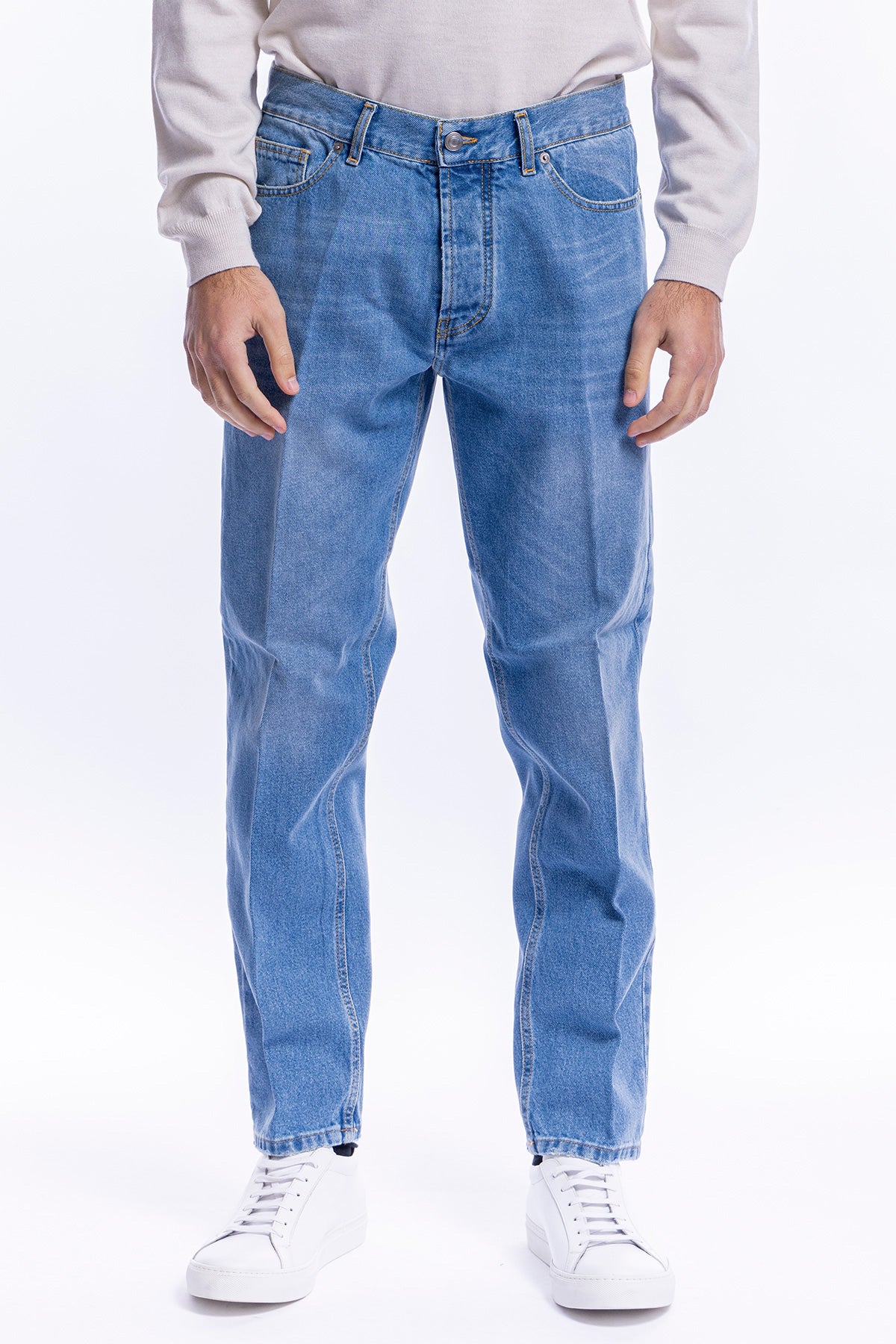 Jeans chiaro uomo 5 tasche con lievi sabbiature vestibilità regular