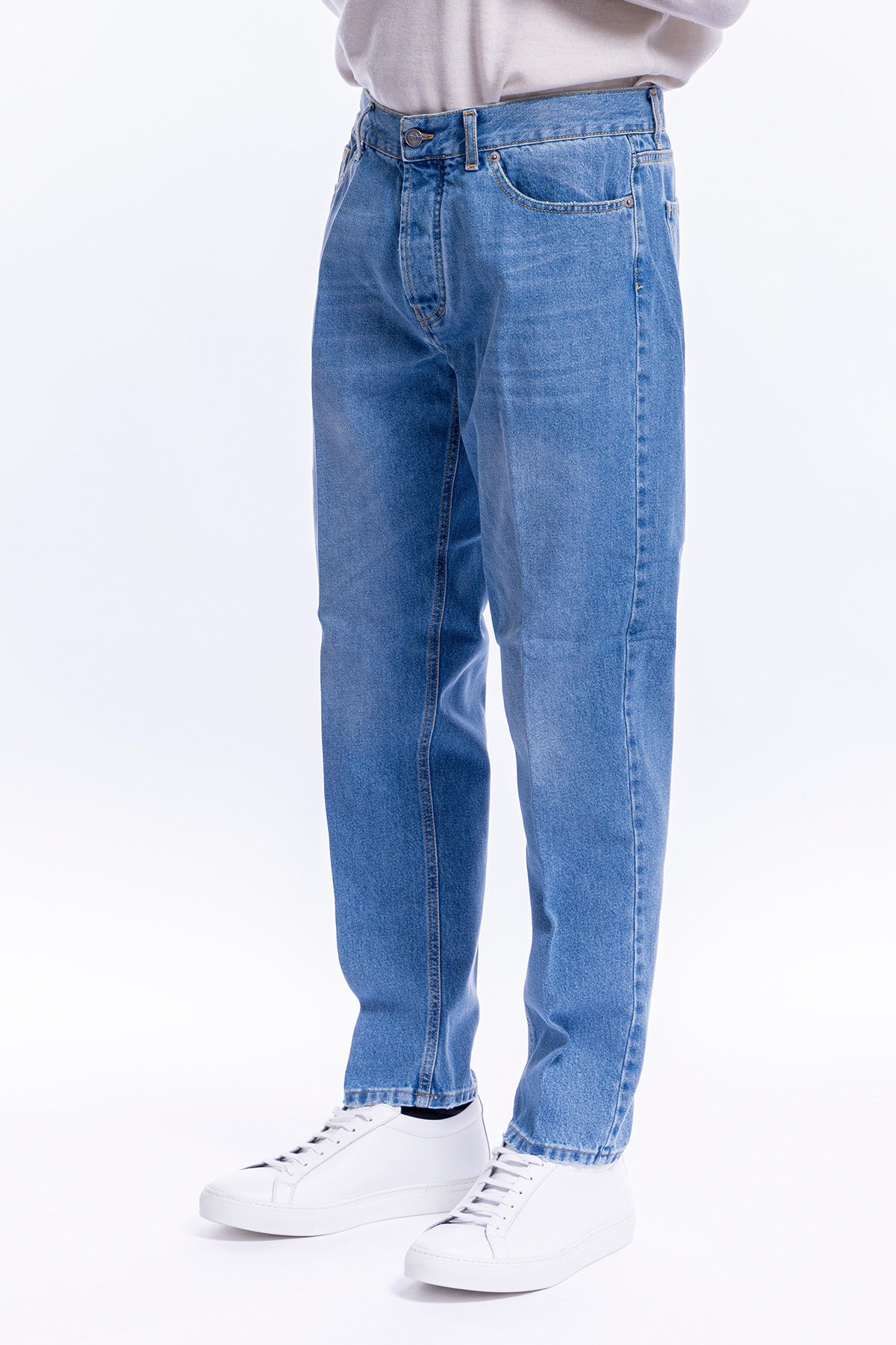 Jeans chiaro uomo 5 tasche con lievi sabbiature vestibilità regular
