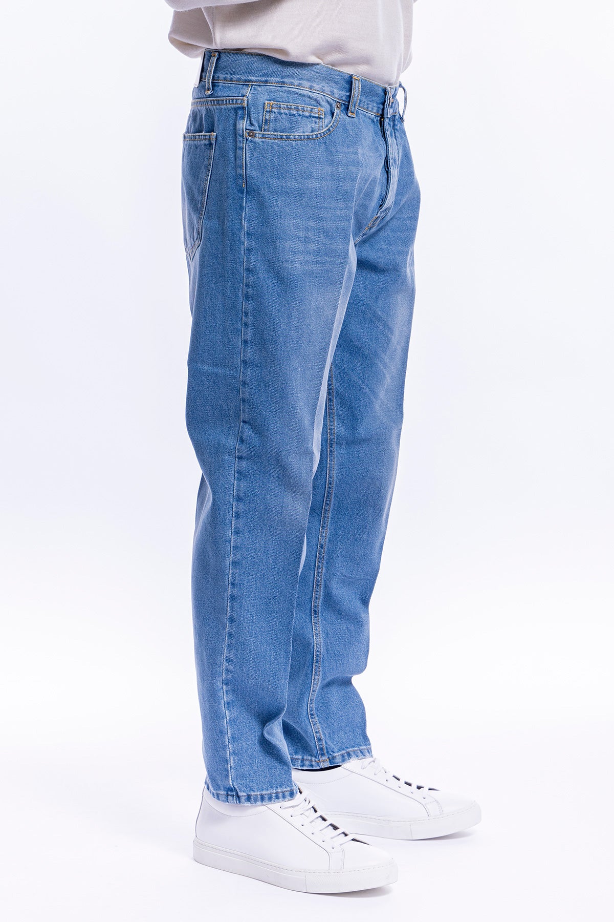 Jeans chiaro uomo 5 tasche con lievi sabbiature vestibilità regular