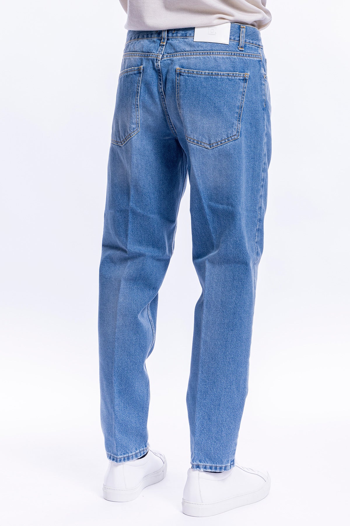 Jeans chiaro uomo 5 tasche con lievi sabbiature vestibilità regular