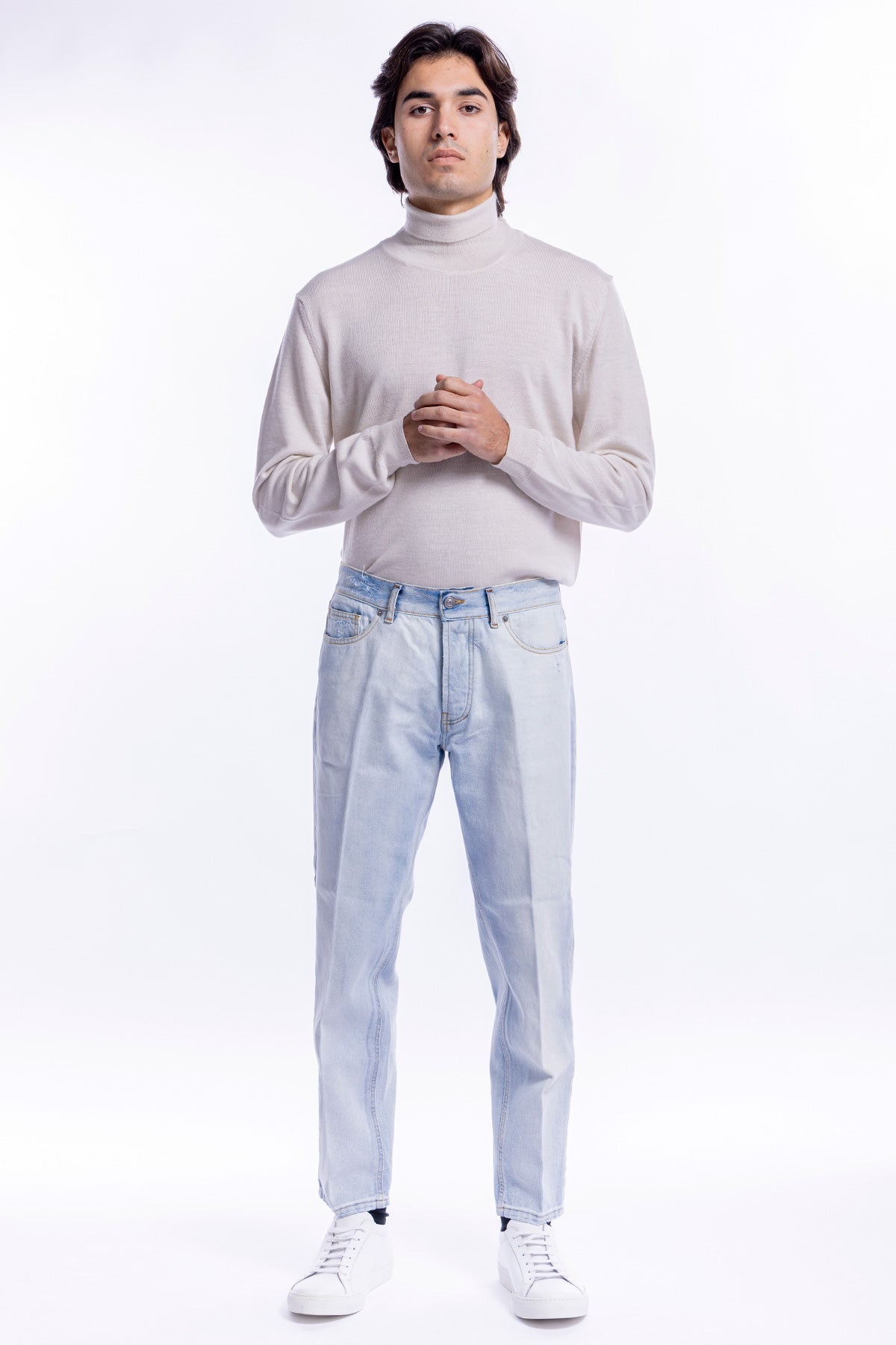 Jeans chiaro uomo effetto scambiato 5 tasche con lievi rotture vestibilità regular