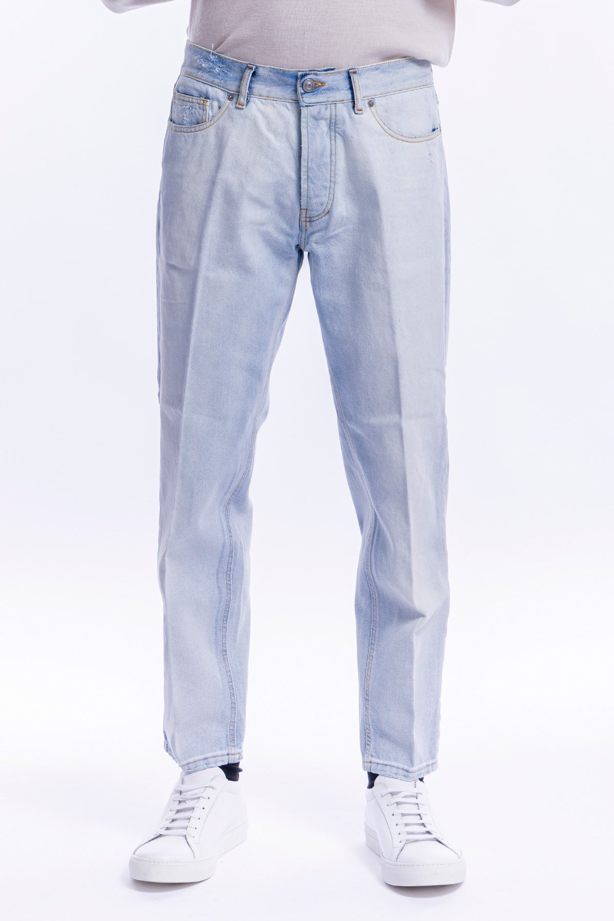 Jeans chiaro uomo effetto scambiato 5 tasche con lievi rotture vestibilità regular