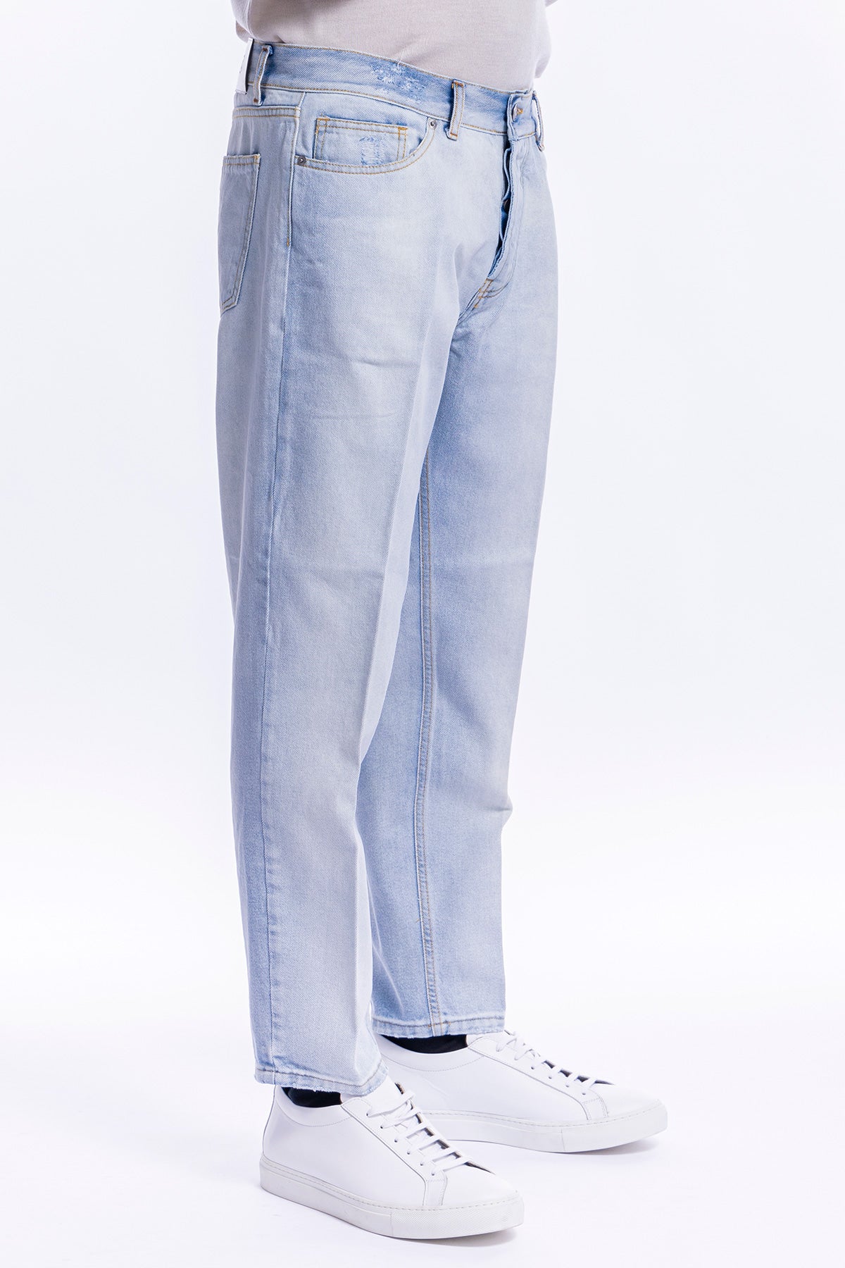 Jeans chiaro uomo effetto scambiato 5 tasche con lievi rotture vestibilità regular