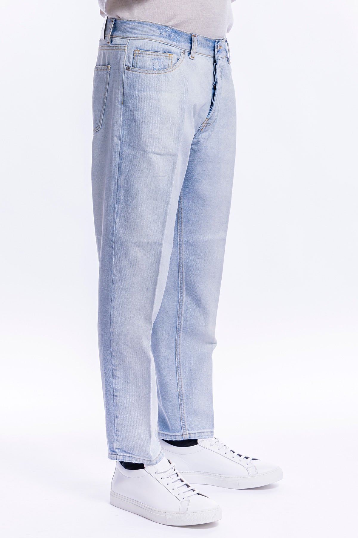 Jeans chiaro uomo effetto scambiato 5 tasche con lievi rotture vestibilità regular