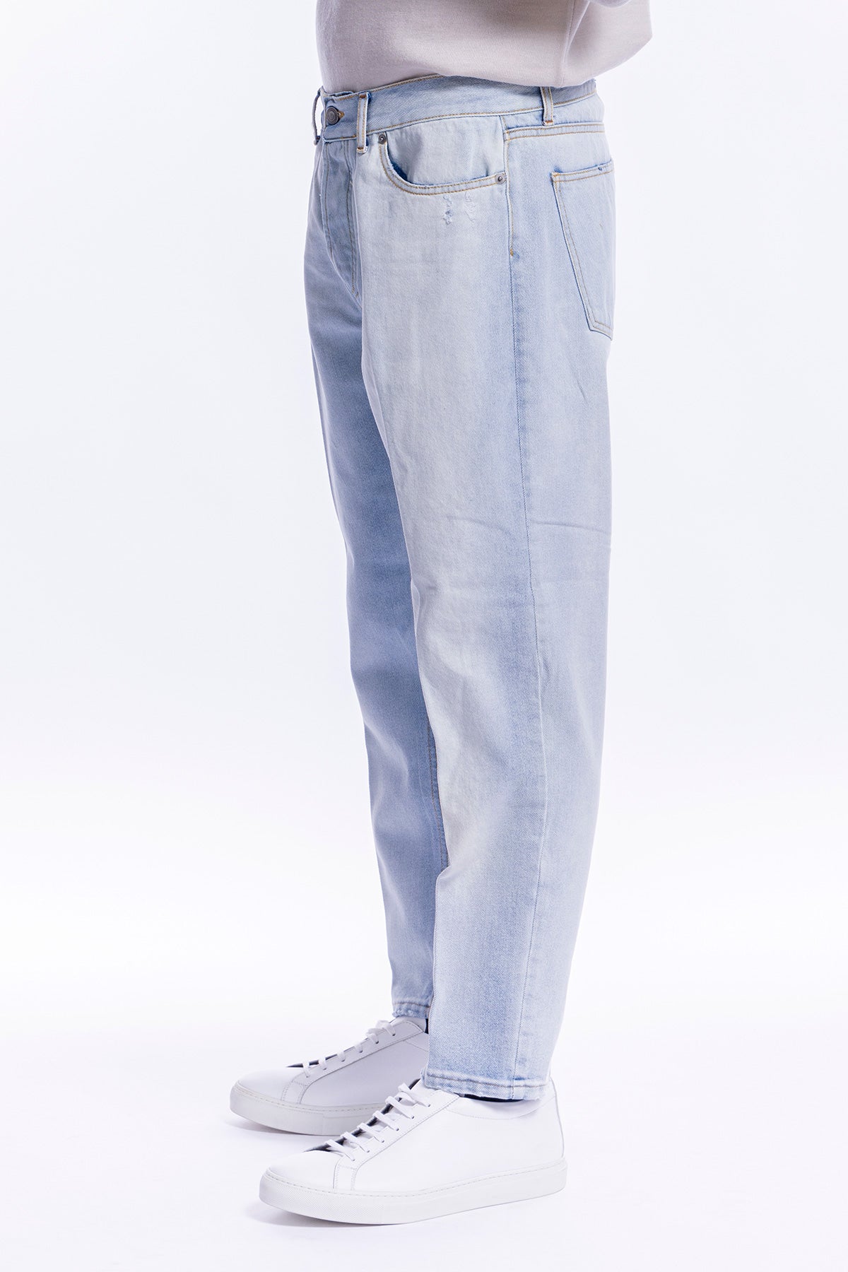 Jeans chiaro uomo effetto scambiato 5 tasche con lievi rotture vestibilità regular