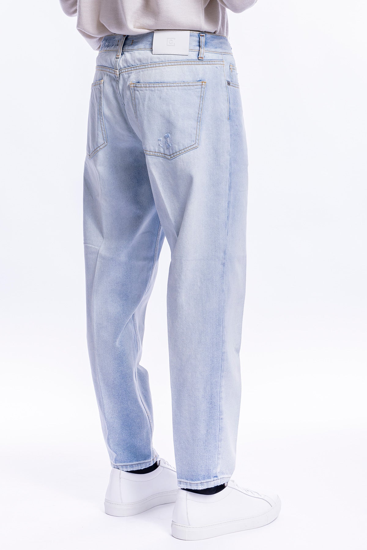 Jeans chiaro uomo effetto scambiato 5 tasche con lievi rotture vestibilità regular