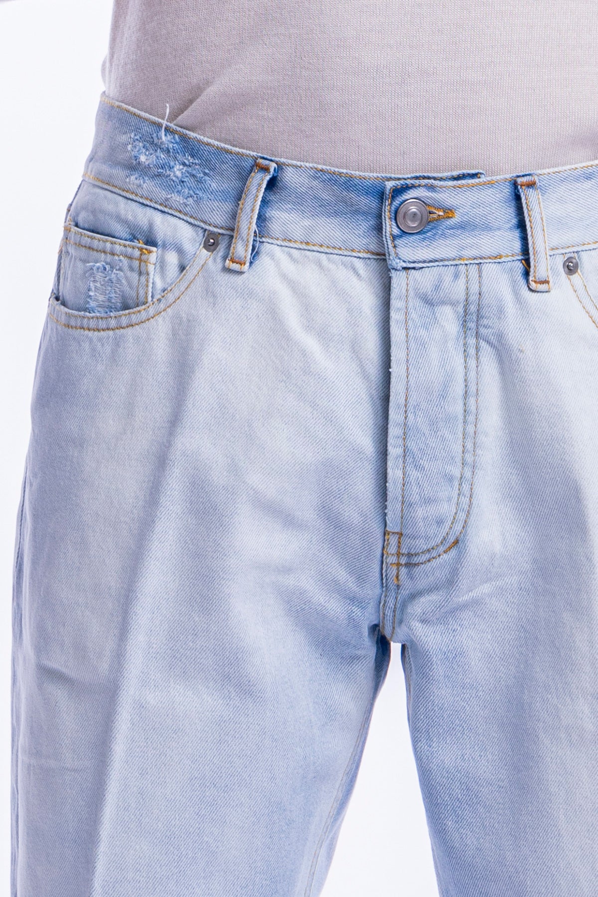 Jeans chiaro uomo effetto scambiato 5 tasche con lievi rotture vestibilità regular