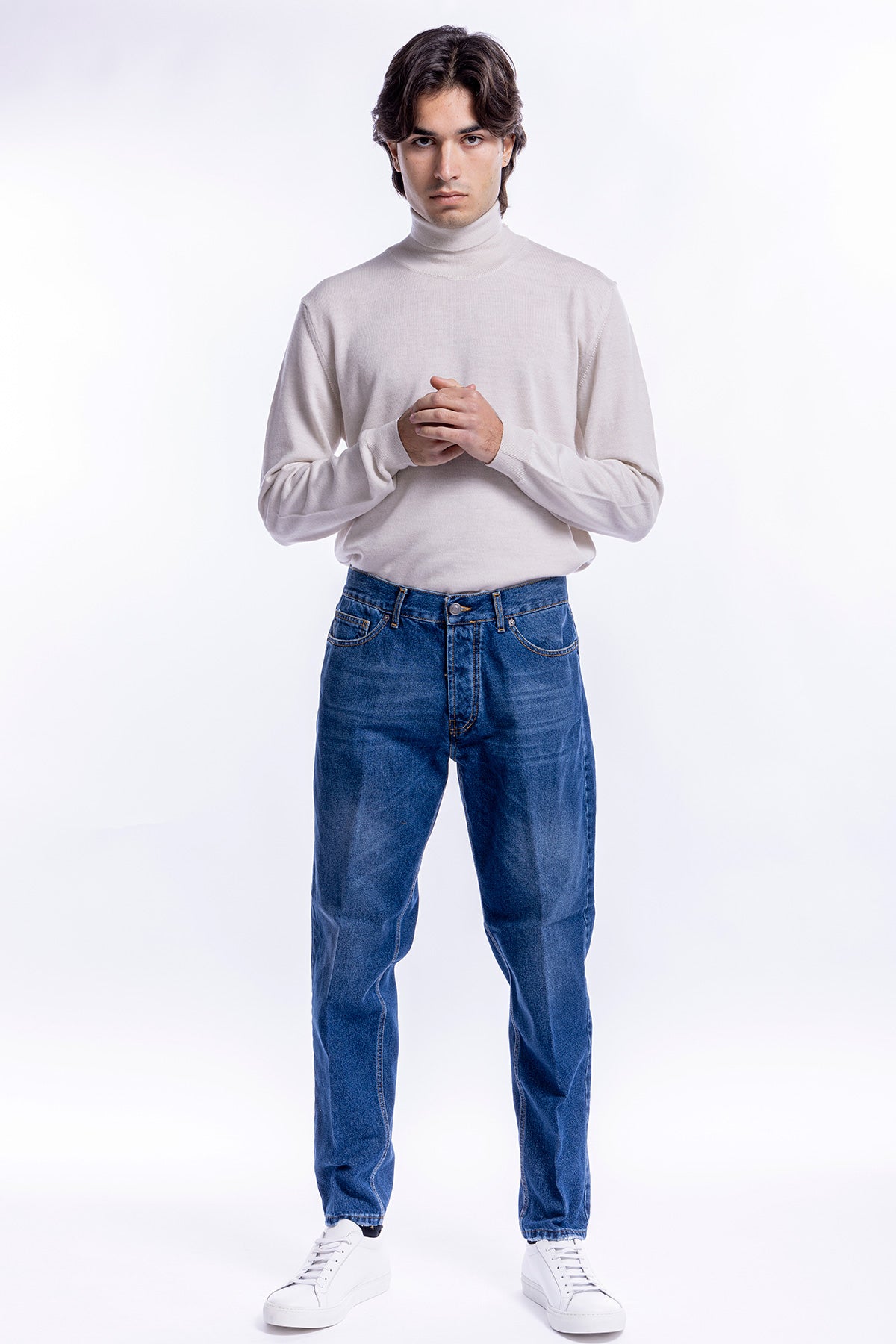 Jeans uomo lavaggio medio 5 tasche con lievi sabbiature vestibilità regular