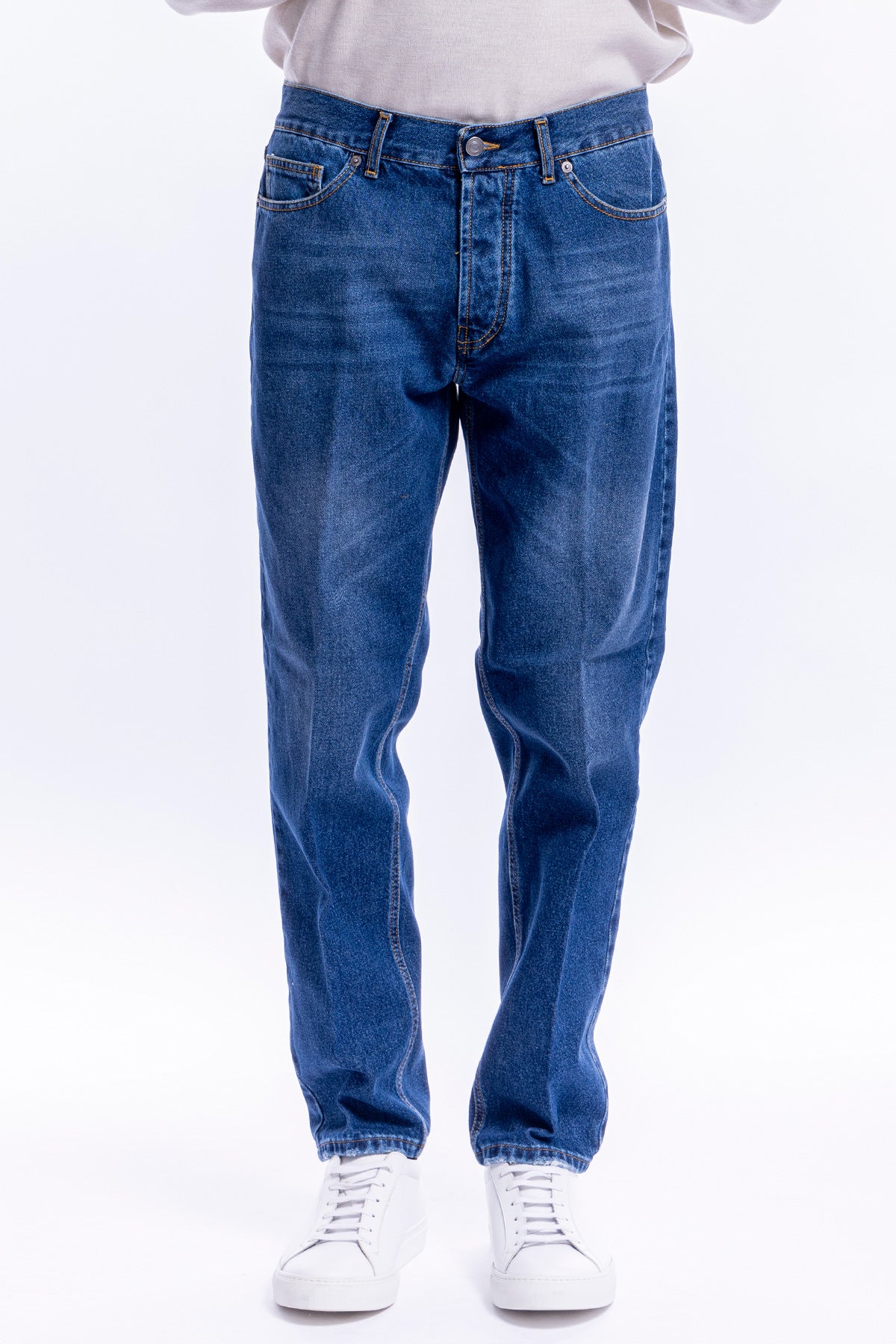 Jeans uomo lavaggio medio 5 tasche con lievi sabbiature vestibilità regular