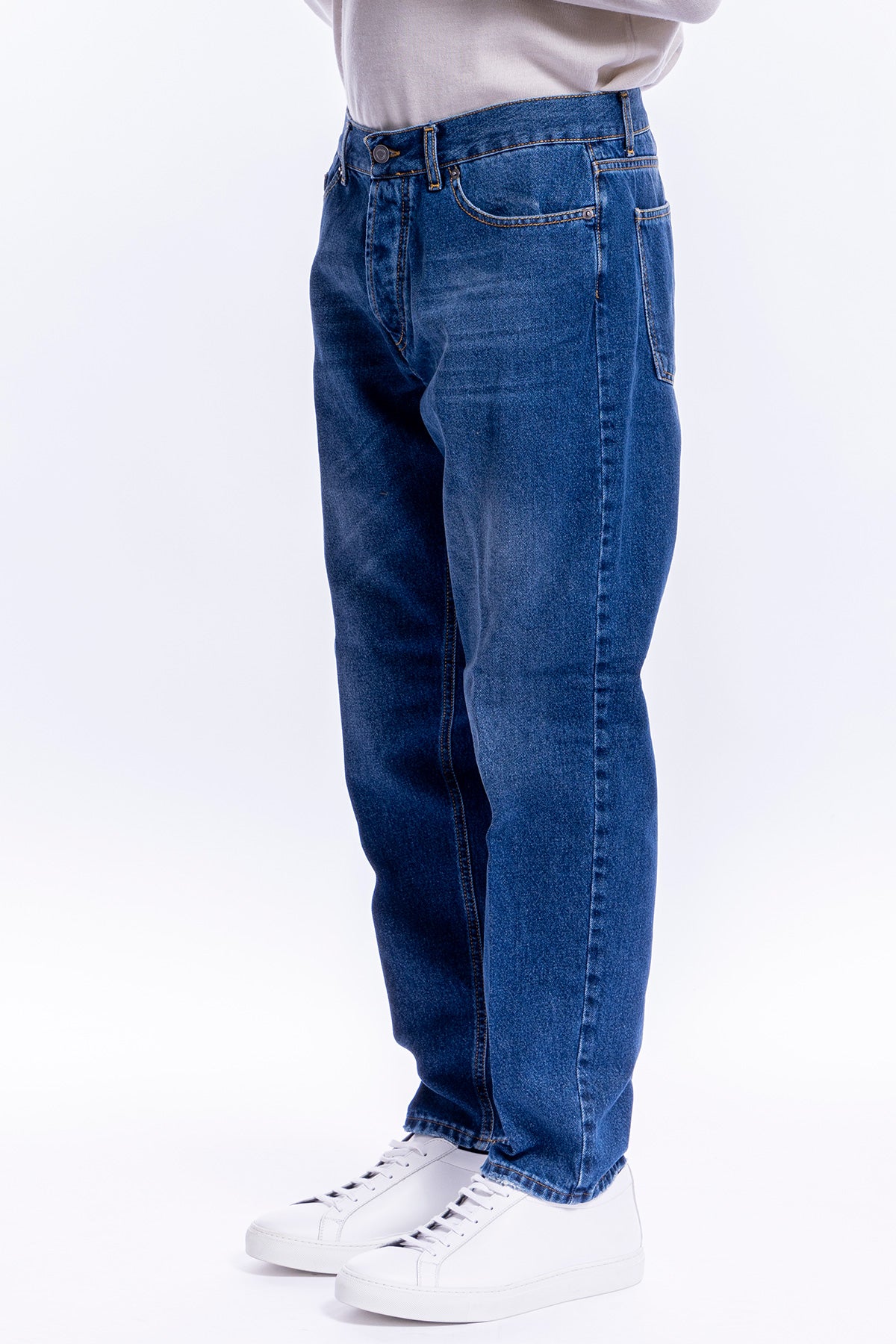 Jeans uomo lavaggio medio 5 tasche con lievi sabbiature vestibilità regular