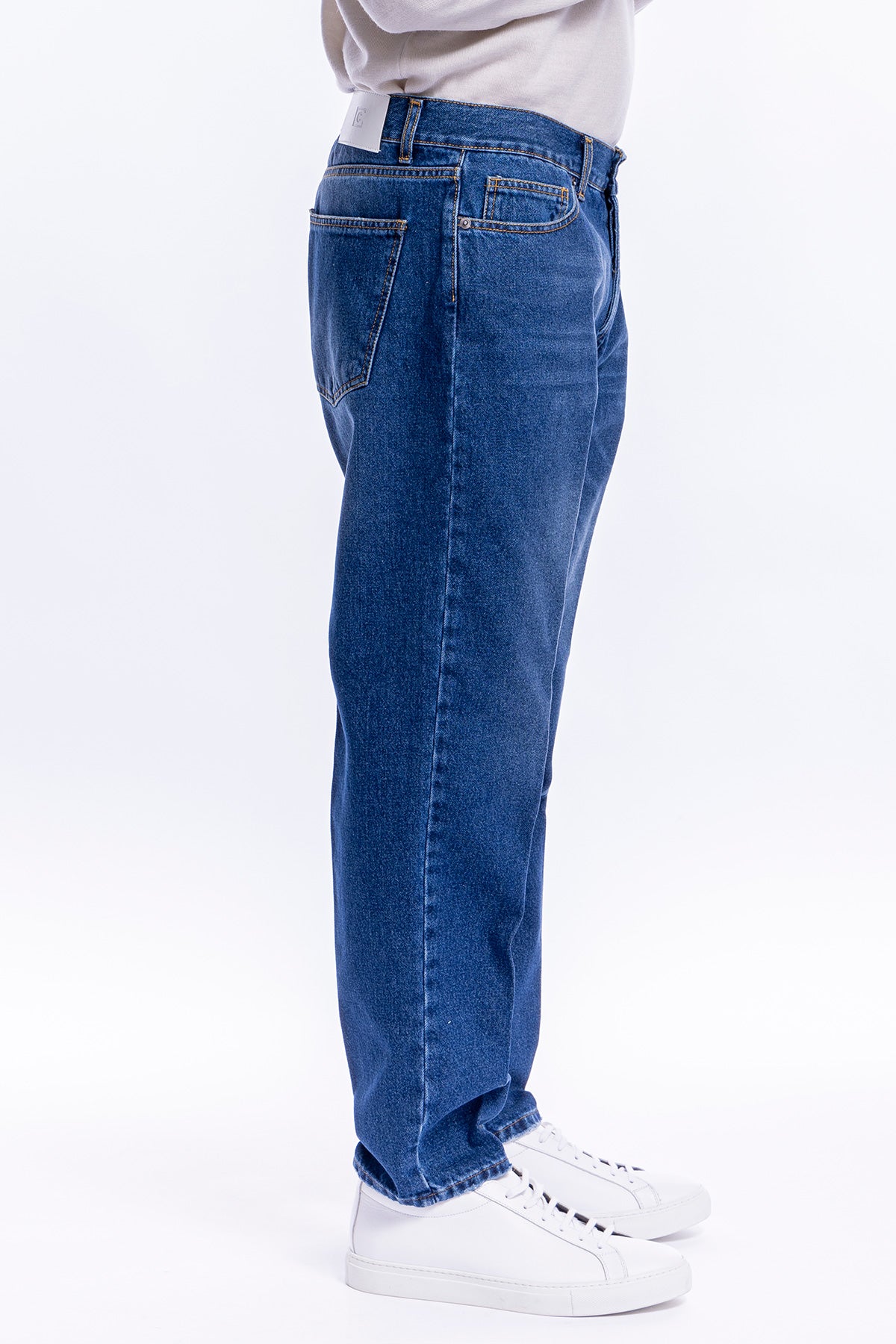 Jeans uomo lavaggio medio 5 tasche con lievi sabbiature vestibilità regular