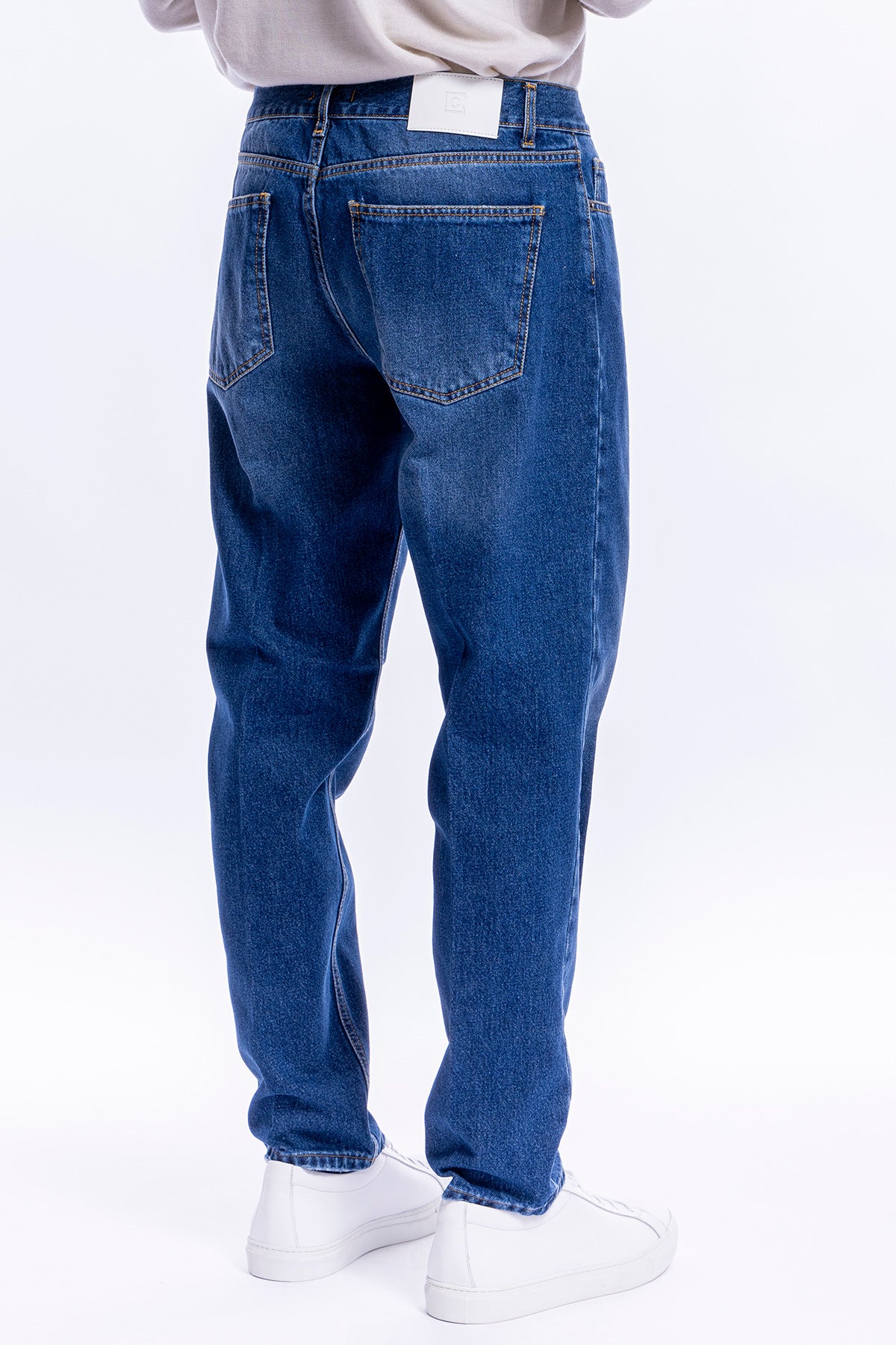 Jeans uomo lavaggio medio 5 tasche con lievi sabbiature vestibilità regular