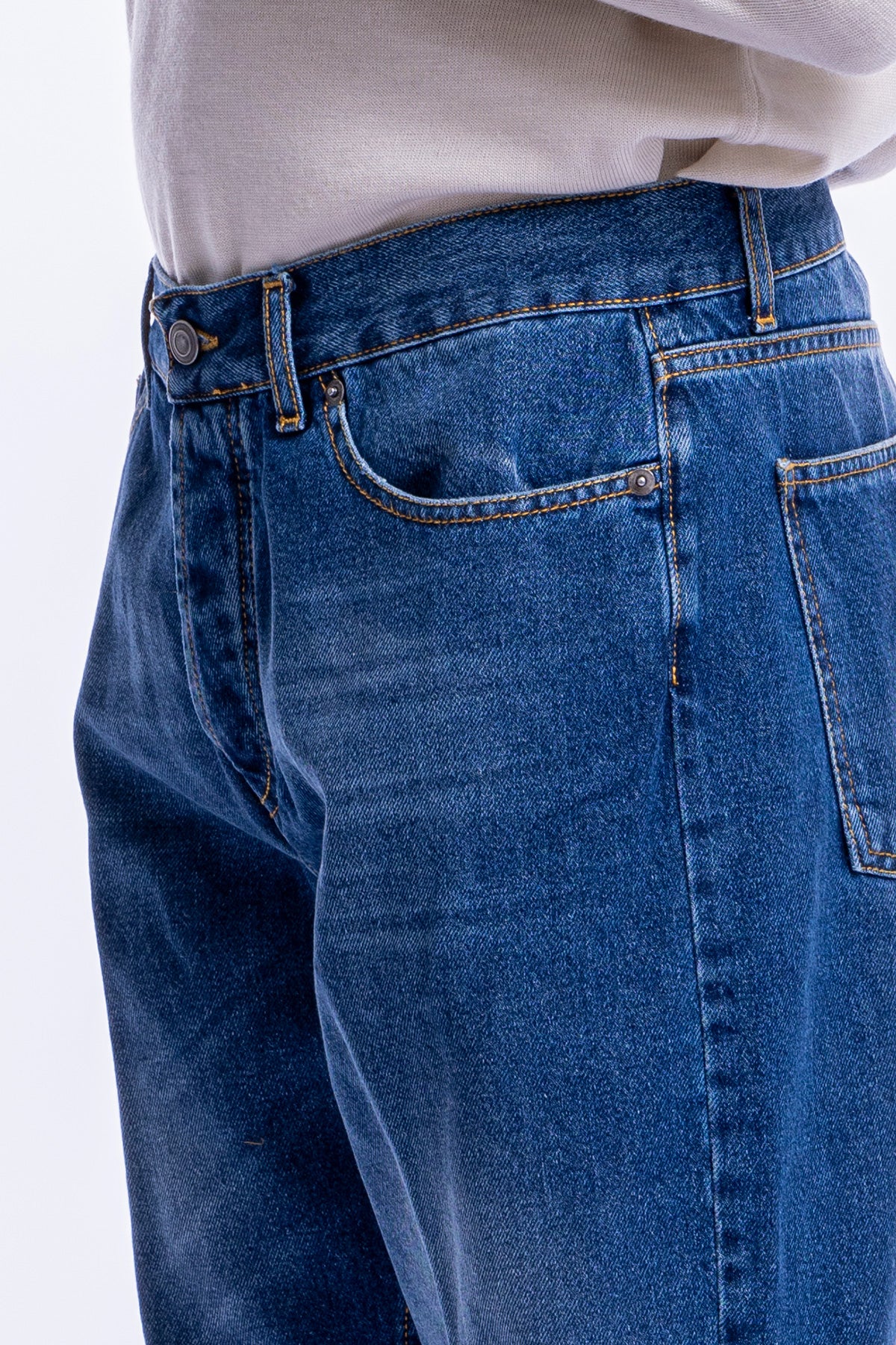 Jeans uomo lavaggio medio 5 tasche con lievi sabbiature vestibilità regular