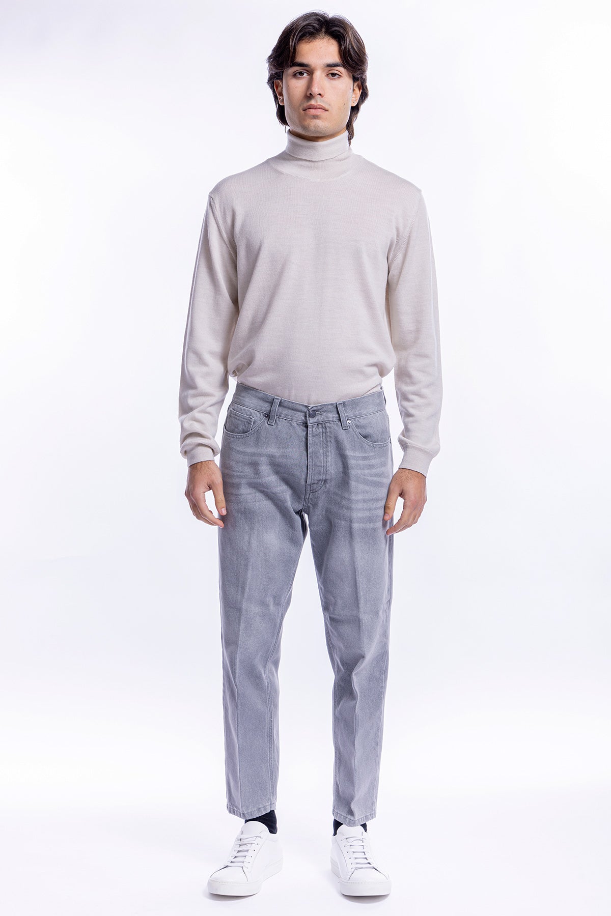 Jeans uomo grigio 5 tasche con lievi sabbiature vestibilità regular .