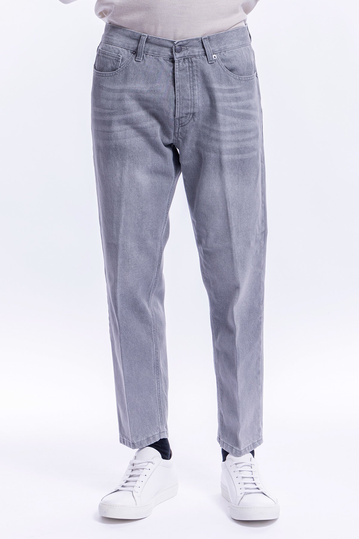 Jeans uomo grigio 5 tasche con lievi sabbiature vestibilità regular .