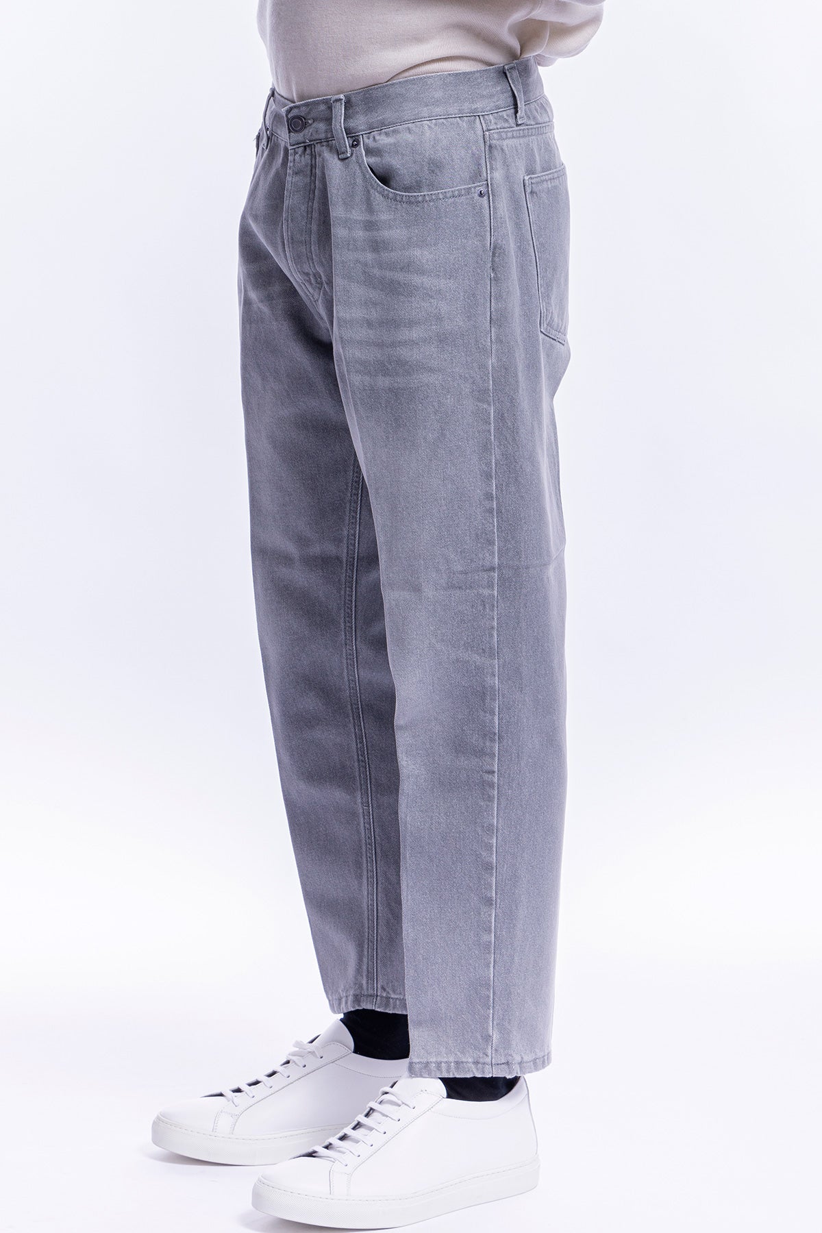 Jeans uomo grigio 5 tasche con lievi sabbiature vestibilità regular .