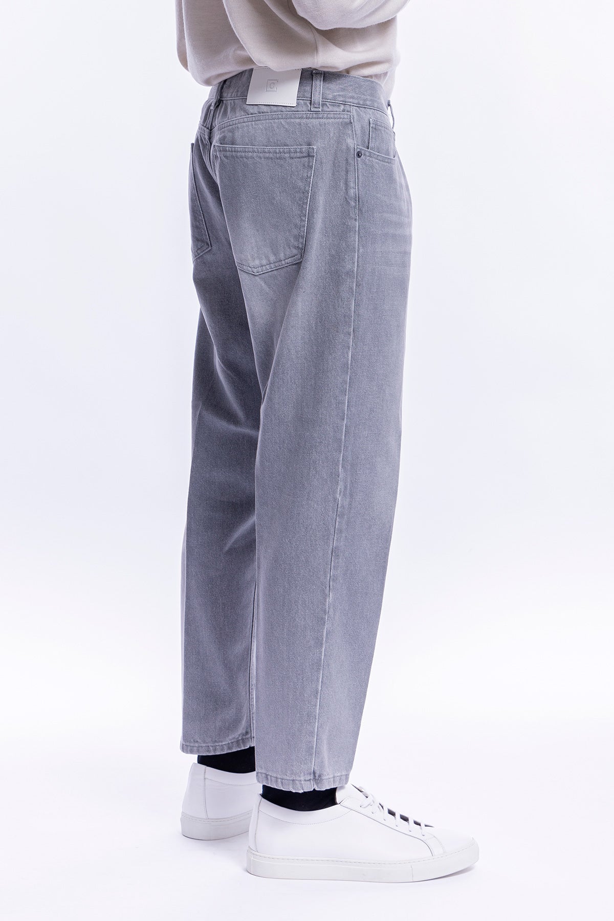 Jeans uomo grigio 5 tasche con lievi sabbiature vestibilità regular .