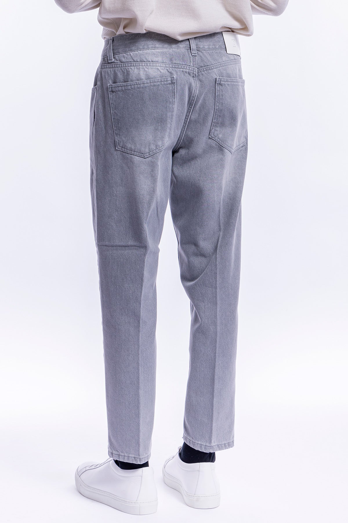 Jeans uomo grigio 5 tasche con lievi sabbiature vestibilità regular .