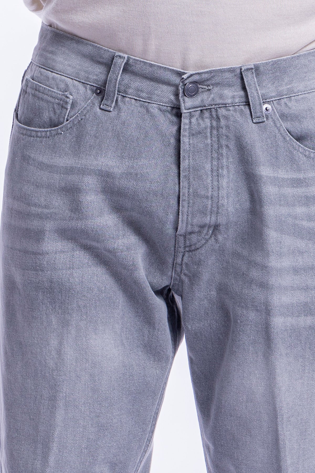 Jeans uomo grigio 5 tasche con lievi sabbiature vestibilità regular .
