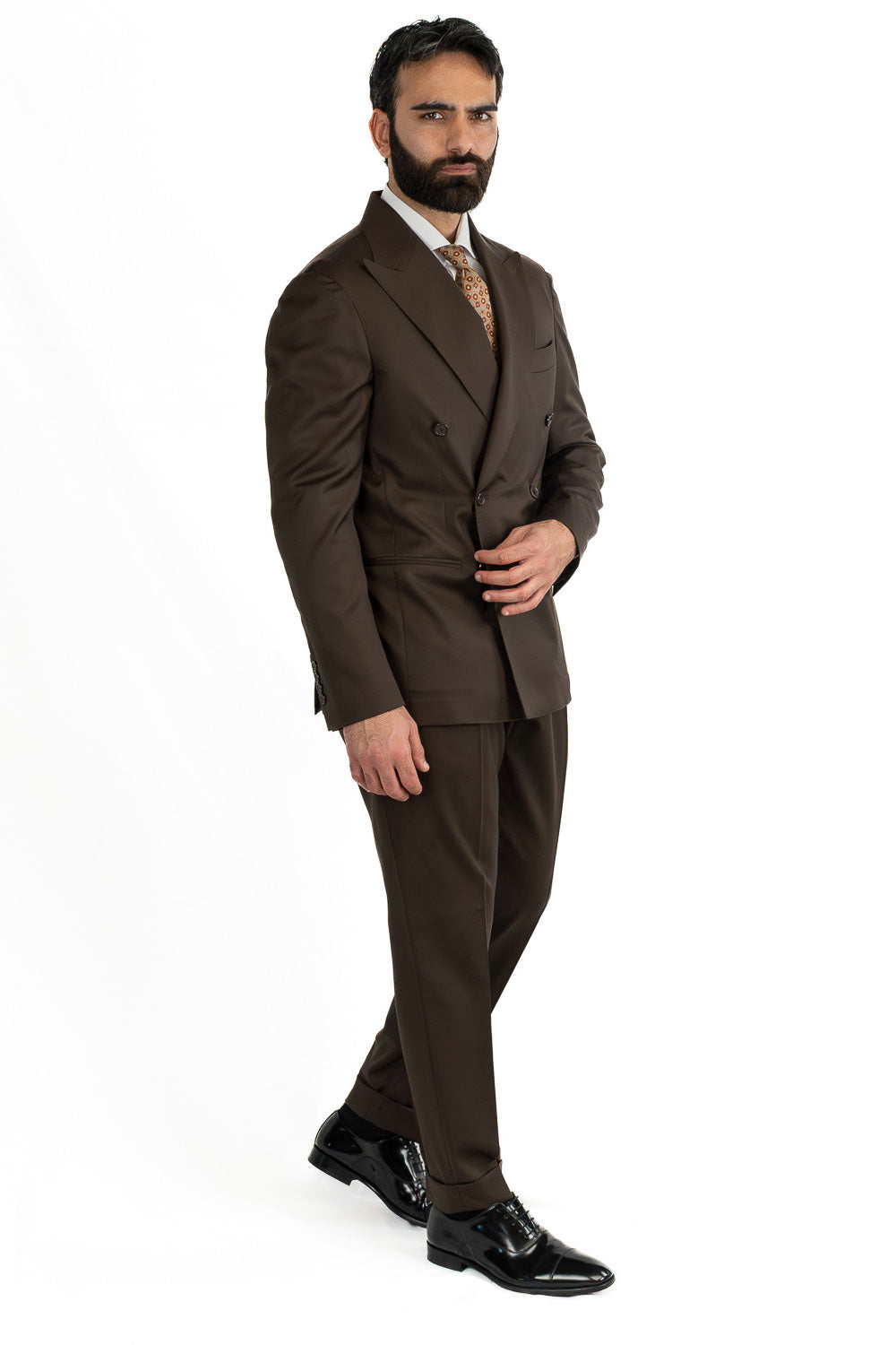 Abito uomo Doppiopetto marrone fresco lana super 110's Tessuti in esclusiva Sartoria Carillo completamente sfoderato con Rever a lancia e tasche a filetto
