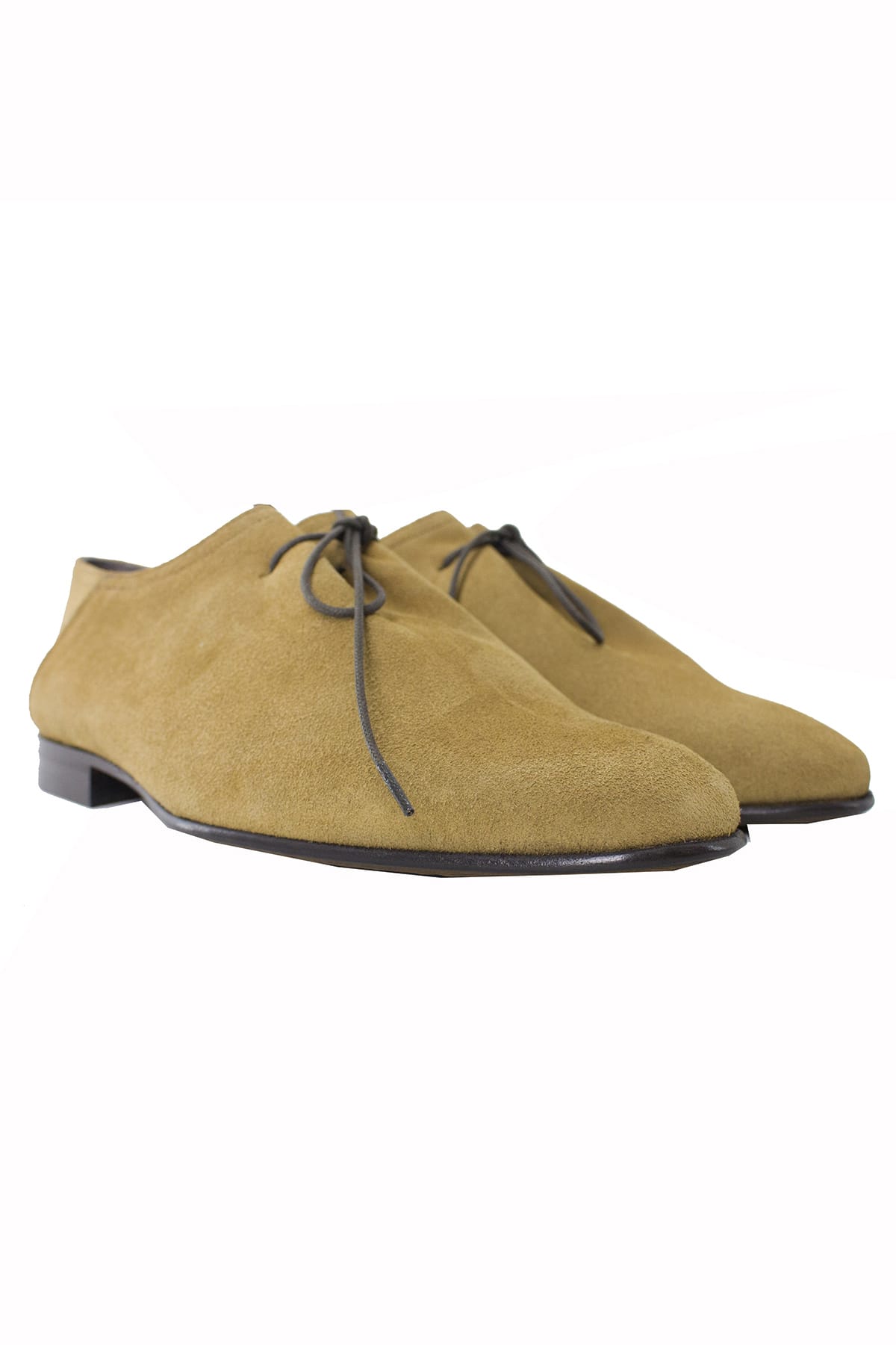 Scarpe basse da uomo senape in camoscio con chiusura laccio e suola in cuoio made in italy