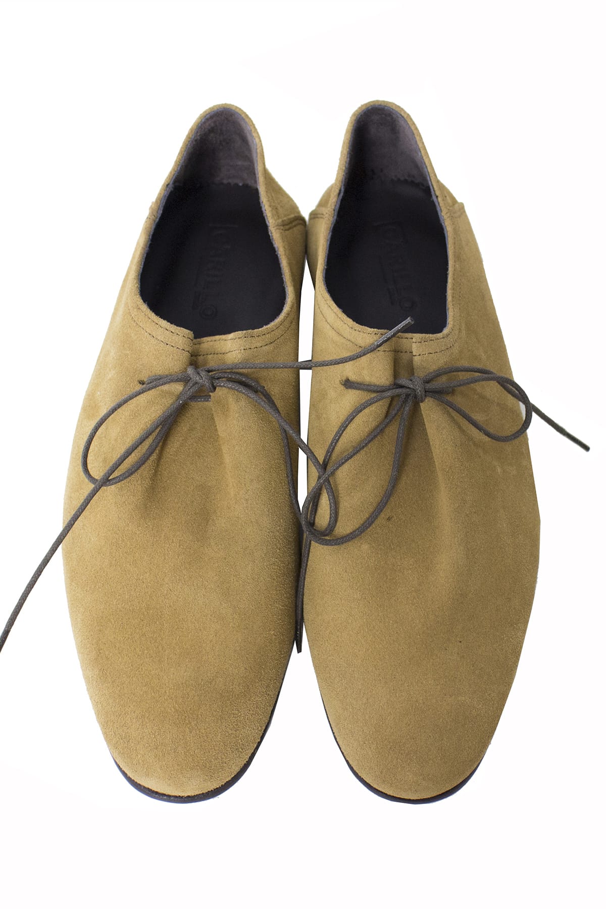 Scarpe basse da uomo senape in camoscio con chiusura laccio e suola in cuoio made in italy