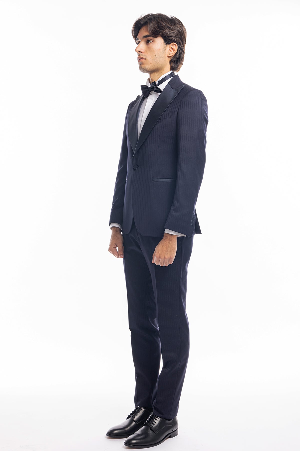 Abito uomo monopetto gessato fondo blu slim fit rever a lancia larga in seta