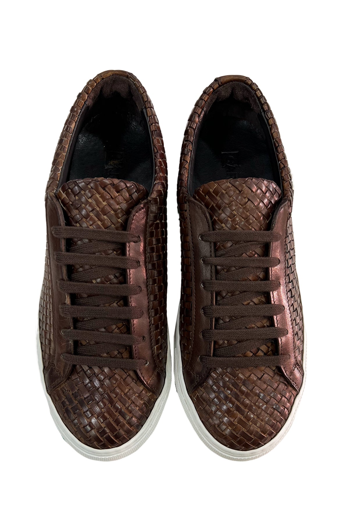Sneakers uomo marroni in vera pelle intrecciata con suola in gomma bianca made in italy.