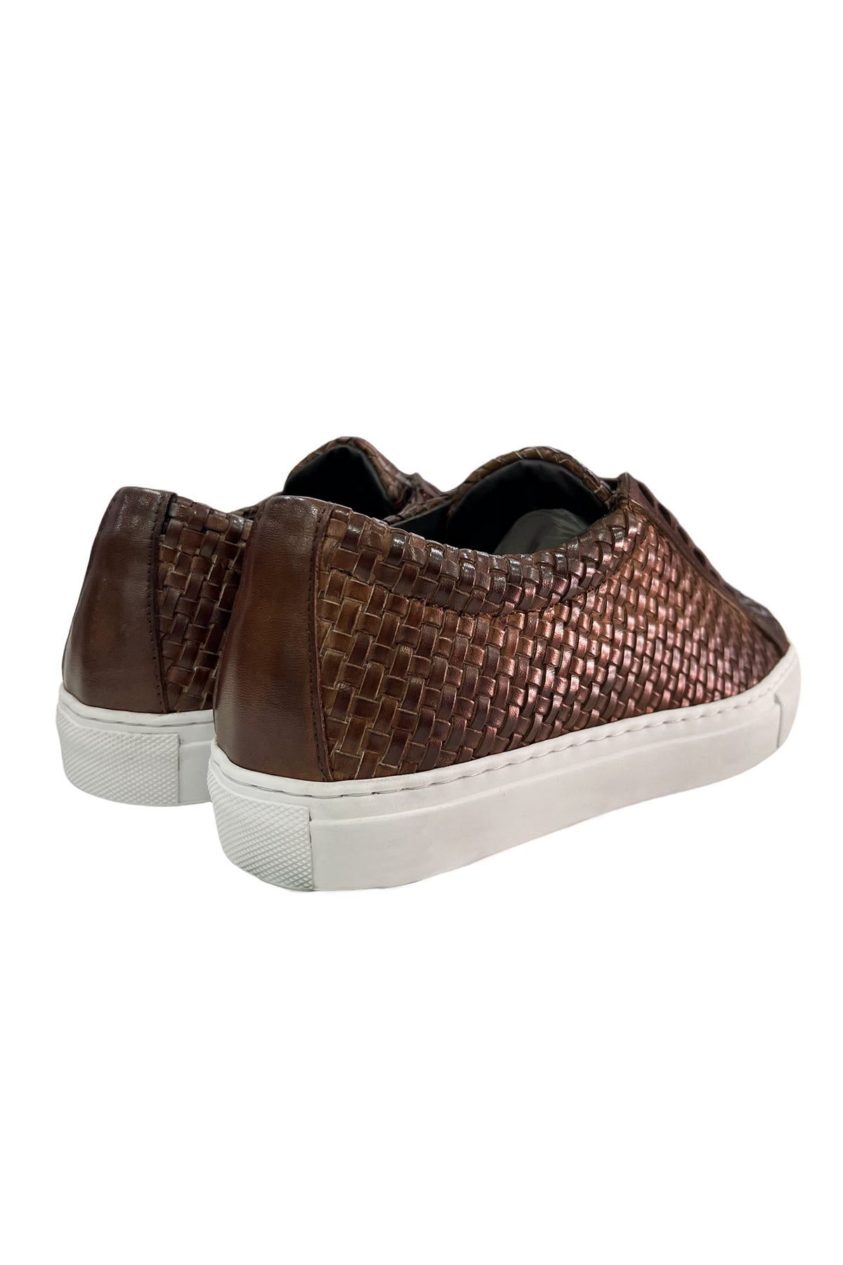 Sneakers uomo marroni in vera pelle intrecciata con suola in gomma bianca made in italy.