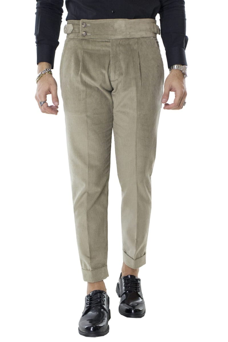 Pantalone uomo velluto beige slim fit  vita alta con pinces fibbia laterale e risvolto
