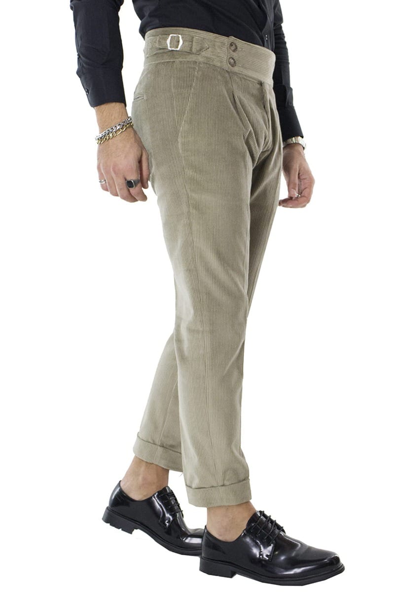 Pantalone uomo velluto beige slim fit  vita alta con pinces fibbia laterale e risvolto