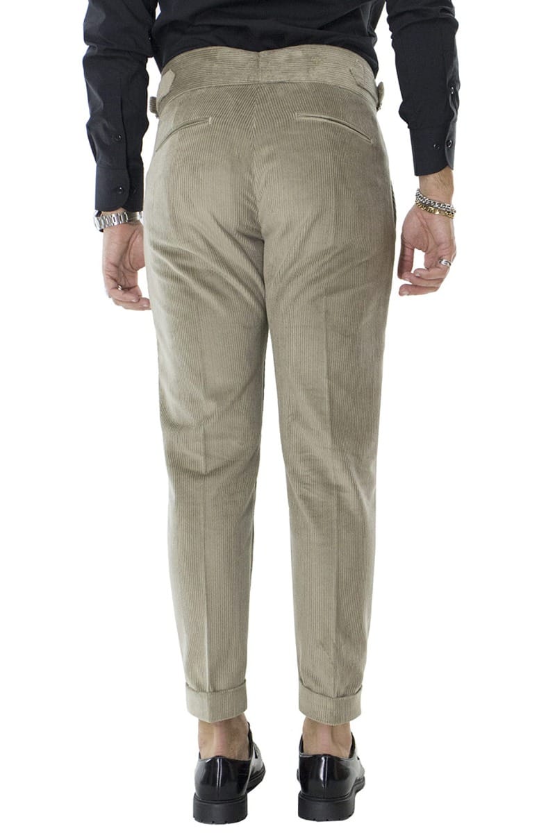 Pantalone uomo velluto beige slim fit  vita alta con pinces fibbia laterale e risvolto