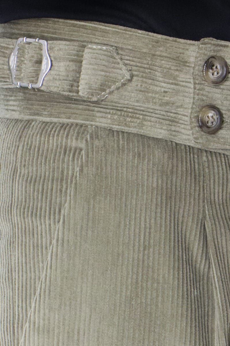 Pantalone uomo velluto beige slim fit  vita alta con pinces fibbia laterale e risvolto