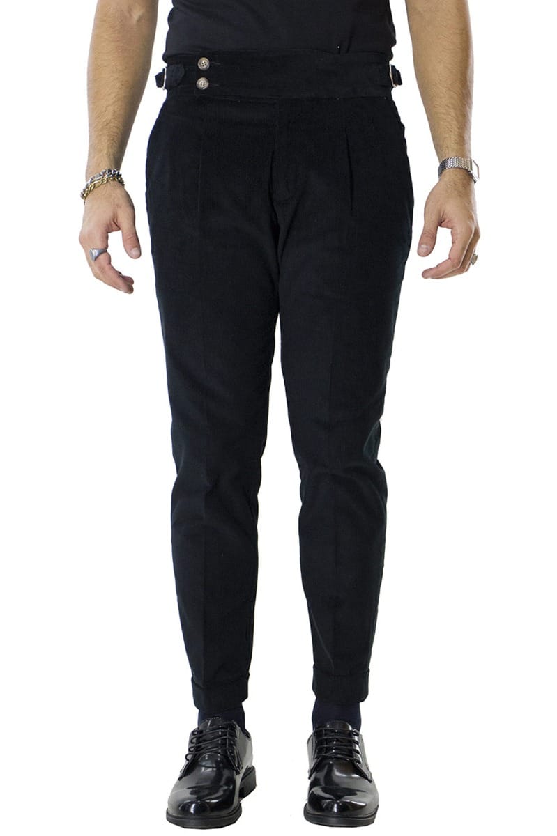 Pantalone uomo velluto nero slim fit vita alta con pinces fibbia laterale e risvolto made in Italy
