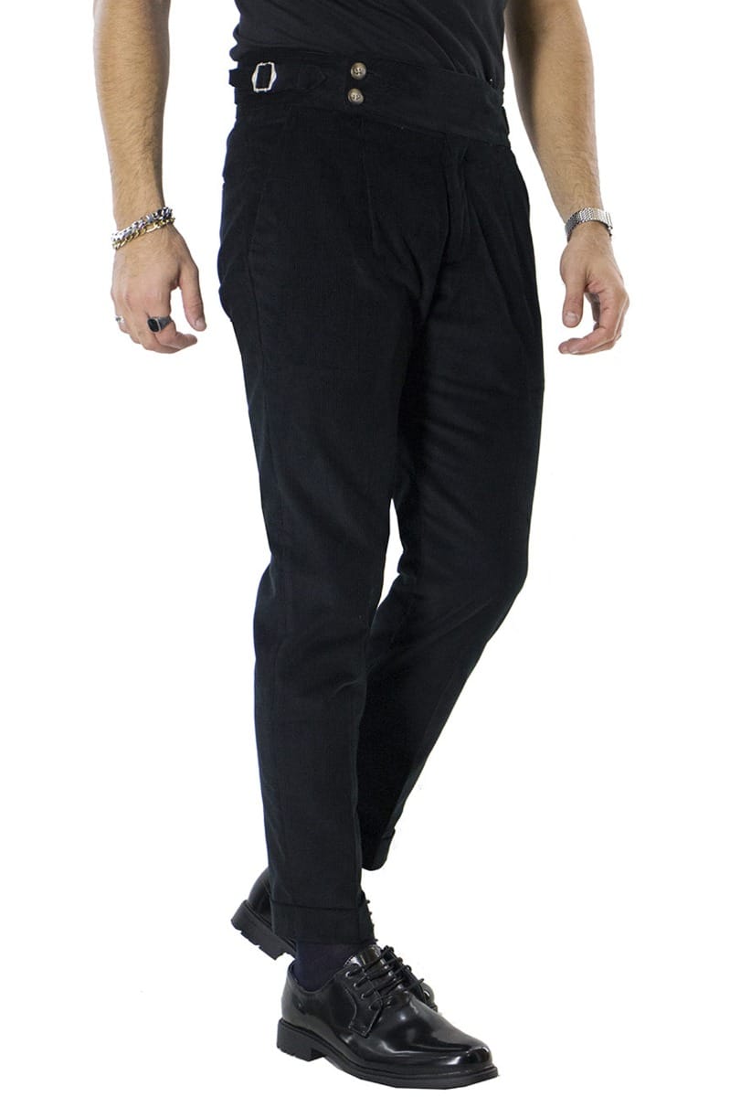 Pantalone uomo velluto nero slim fit vita alta con pinces fibbia laterale e risvolto made in Italy
