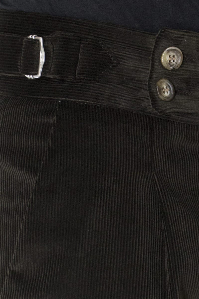 Pantaloni velluto a costine marrone slim fit vita alta con pinces fibbia laterale e risvolto