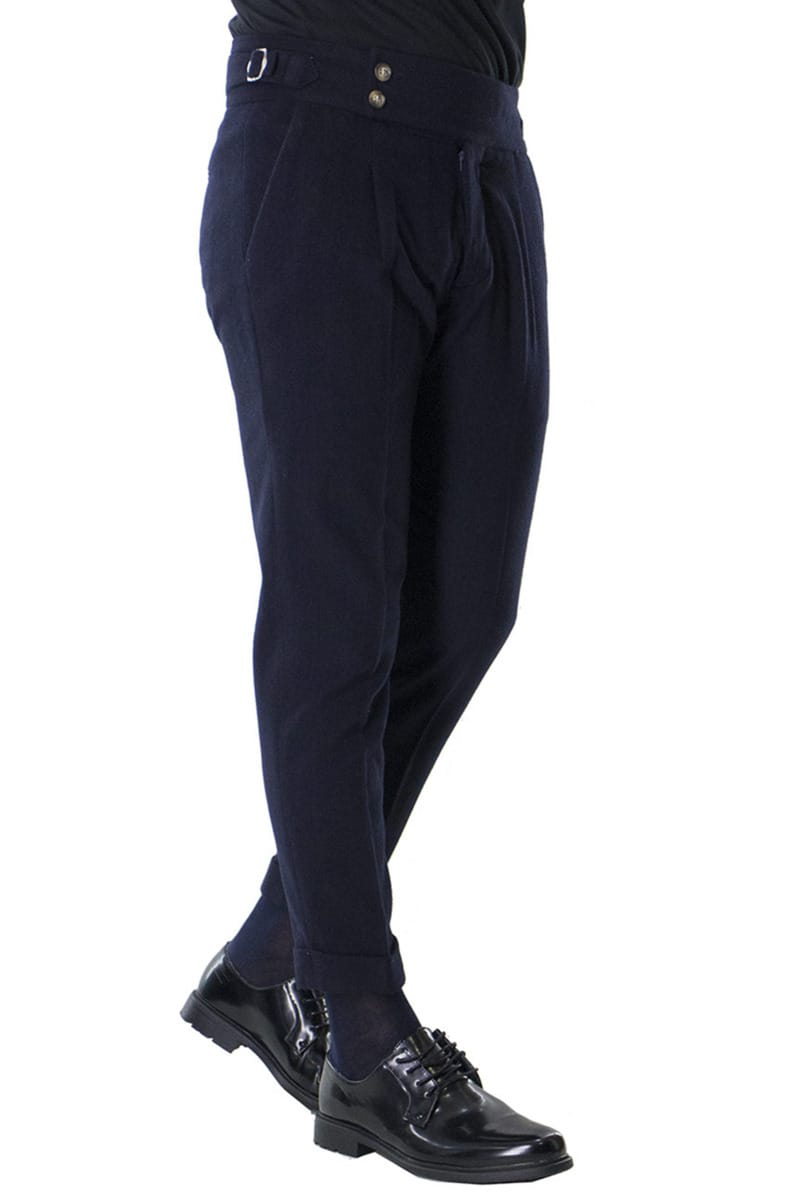 Pantaloni uomo vita alta con pinces blu in lana fantasia riga bordeaux slim fit fibbia e risvolto