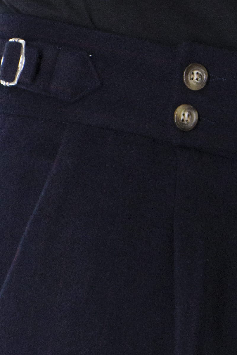 Pantaloni uomo vita alta con pinces blu in lana fantasia riga bordeaux slim fit fibbia e risvolto