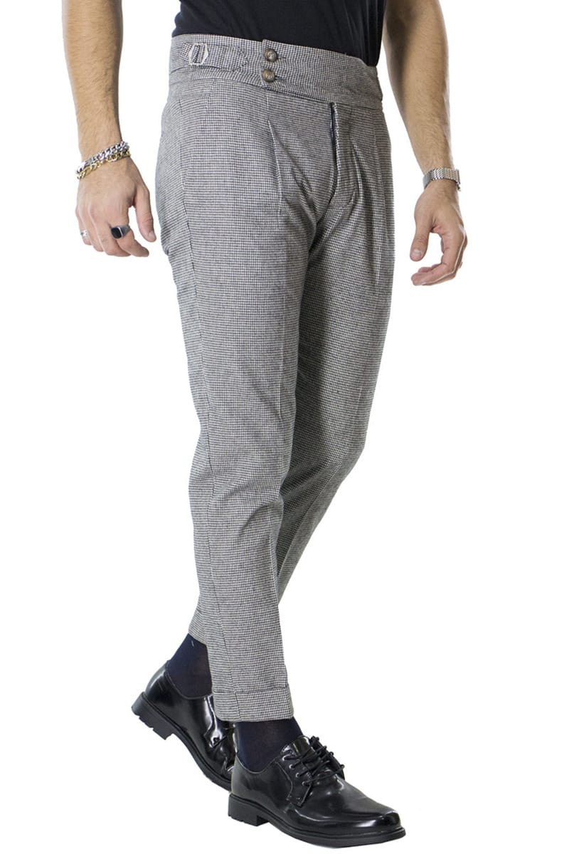 Pantalone uomo vita alta fantasia pied de poule nero bianco in lana slim fit con pinces fibbia e risvolto